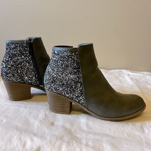 Ladies TG boutique sparkle glitter gray ankle boots/ booties size 9